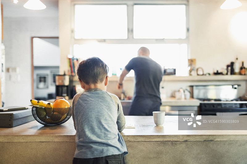 父亲和儿子在厨房的后视图图片素材