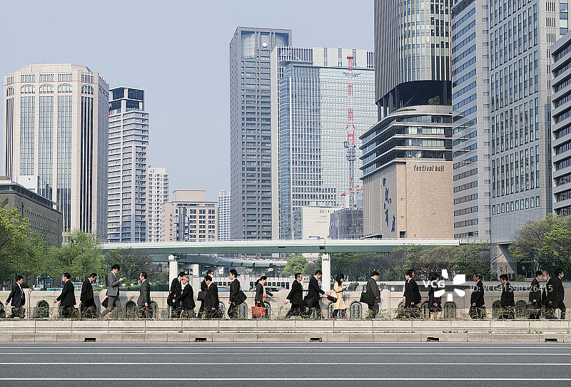 早上在日本大阪市中心通勤图片素材