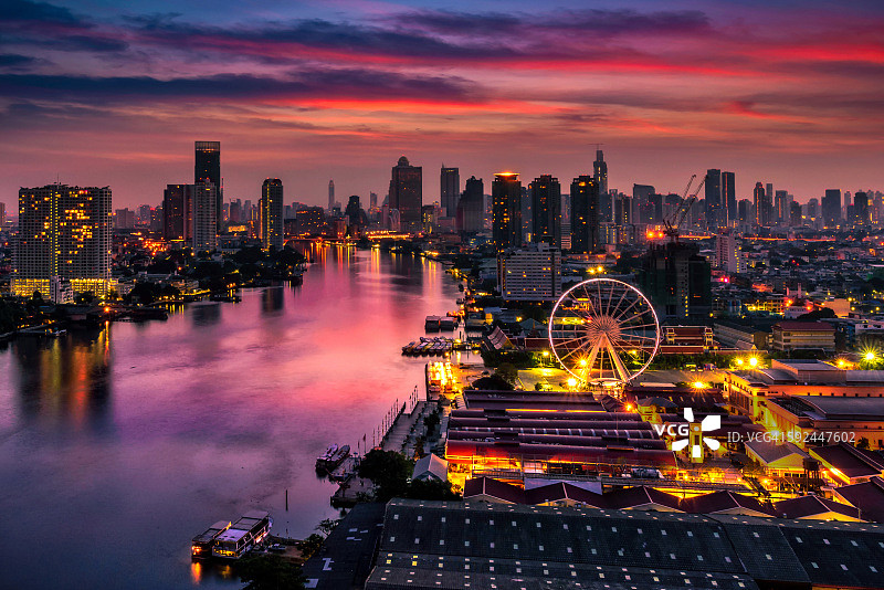 曼谷城市。曼谷商业区的夜景。泰国图片素材