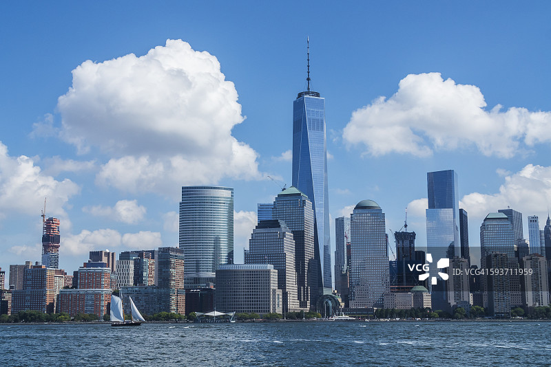 曼哈顿市中心摩天大楼上的云景图片素材