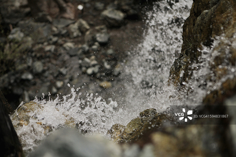 水流过岩石的特写图片素材