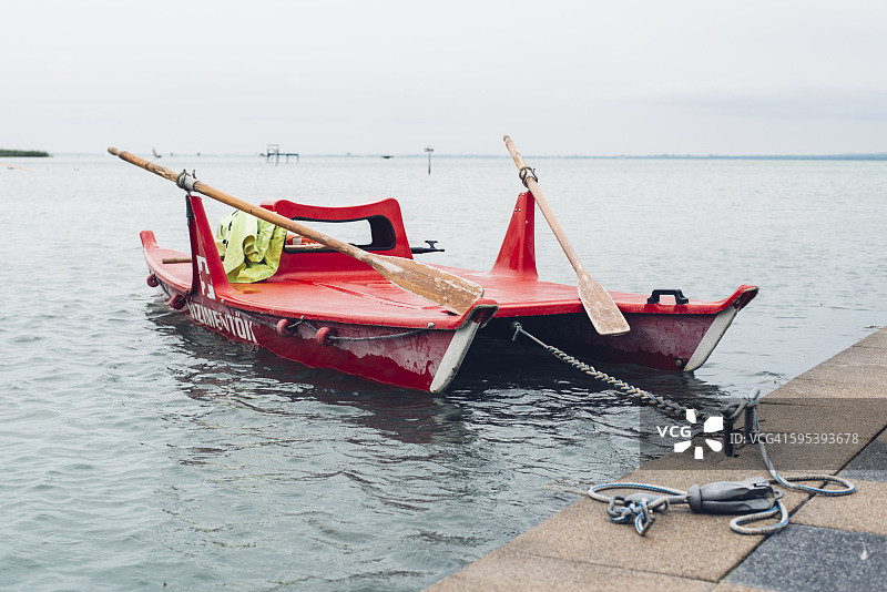 有风的夏日，巴拉顿湖上的红色救援船图片素材