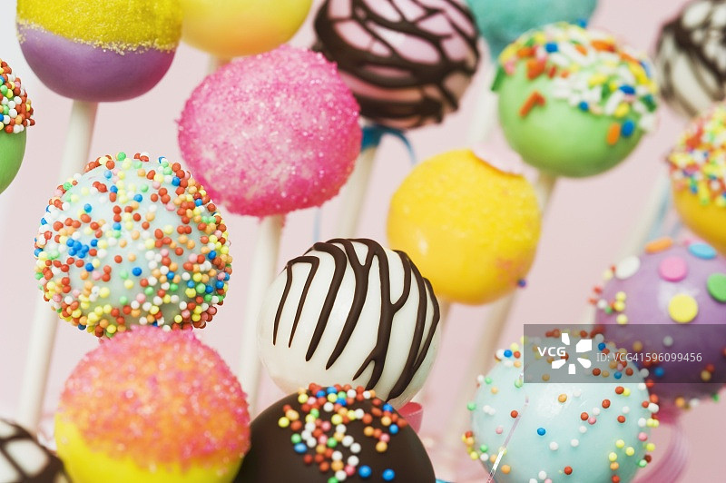 五颜六色的棒棒糖蛋糕搭配各种装饰图片素材