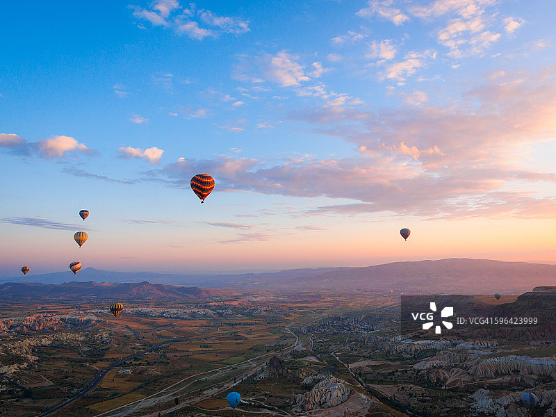 土耳其卡帕多西亚上空的热气球图片素材