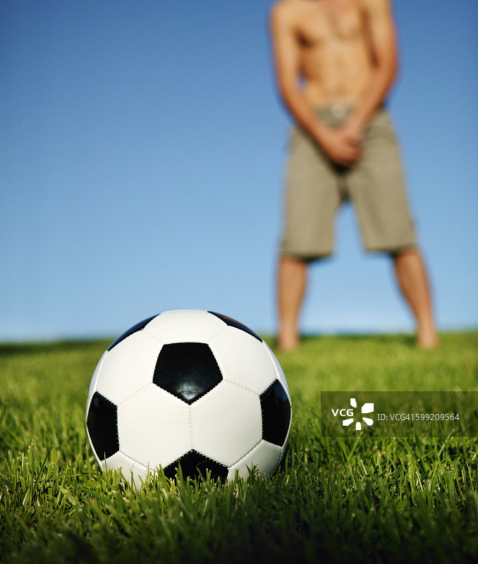 足球和男人用手保护私处图片素材