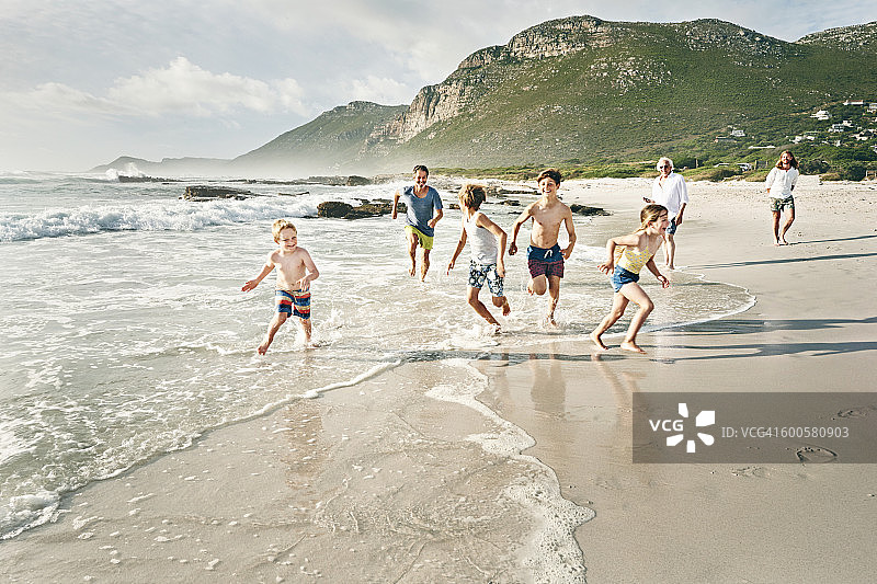 一家人在沙滩上玩耍图片素材
