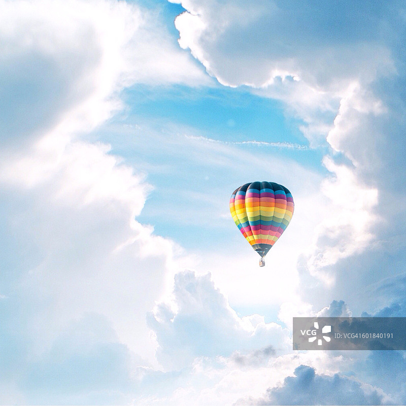 热气球在云里图片素材