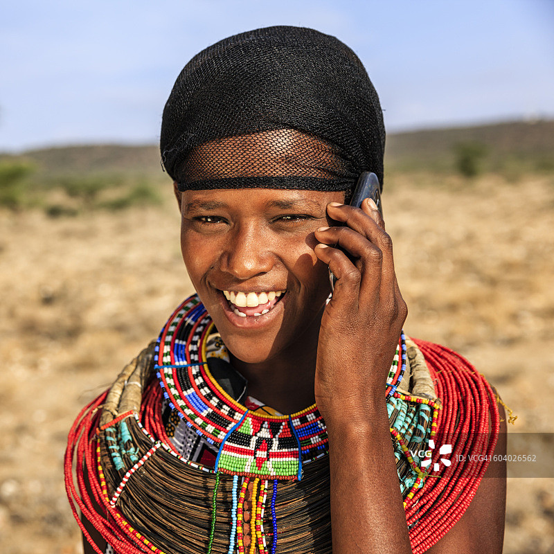 来自桑布鲁部落的非洲女孩使用手机，肯尼亚，非洲图片素材