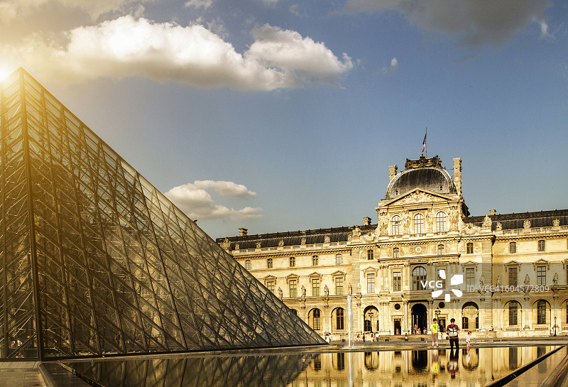 卢浮宫、金字塔和博物馆，巴黎，法国图片素材
