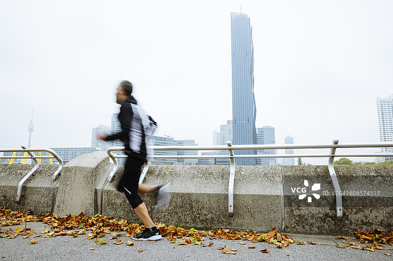 奥地利，维也纳，运动员在多瑙因塞尔跑步图片素材