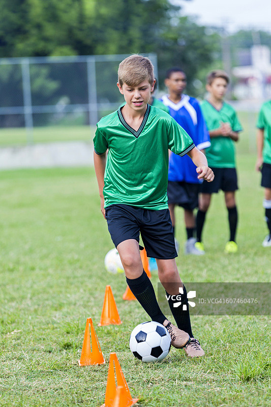 年轻的足球运动员通过练习练习图片素材