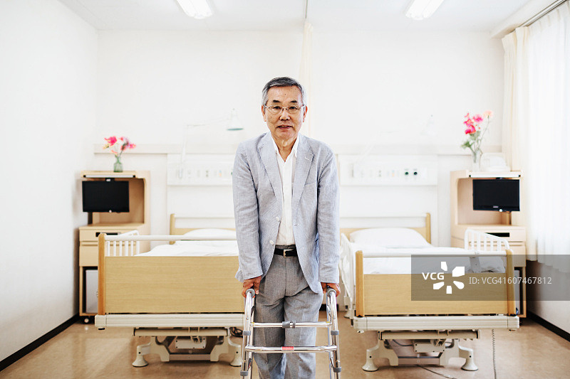 日本老年患者与walker站在一起图片素材