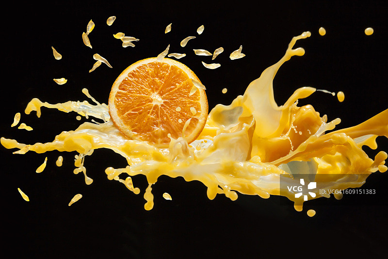橙汁和橙汁在空气中图片素材