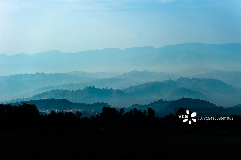 清晨的薄雾笼罩了卢旺达火山国家公园附近崎岖的景观。图片素材