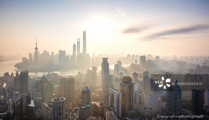 远眺上海外滩和陆家嘴天际线的日出，中国上海图片素材