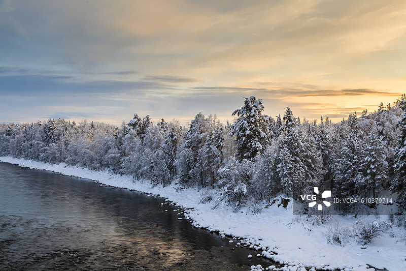 冬日日落时分的河流图片素材