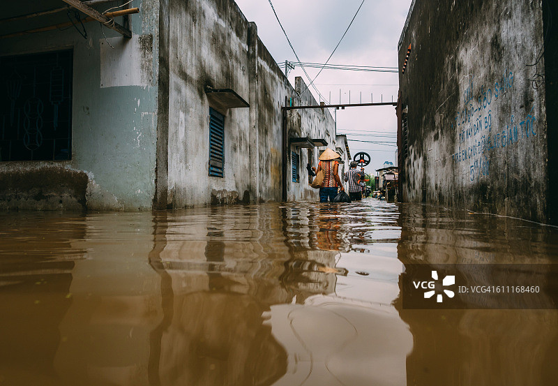 暴雨导致胡志明市(西贡)Thu Thiem 2区洪水泛滥图片素材