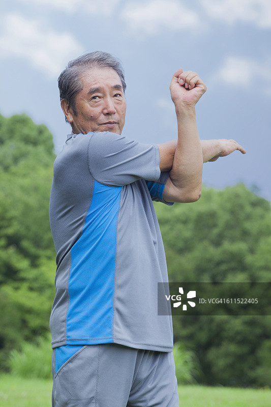 日本男人的老人对体操图片素材