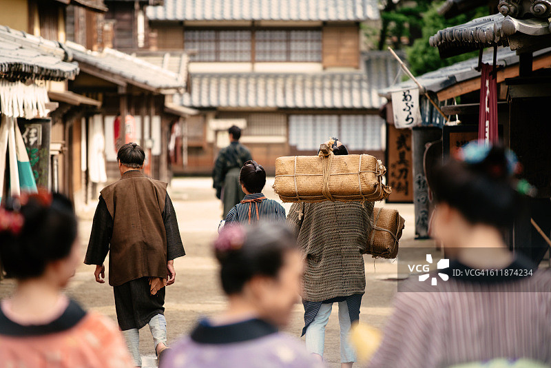 日本传统村庄的居民图片素材