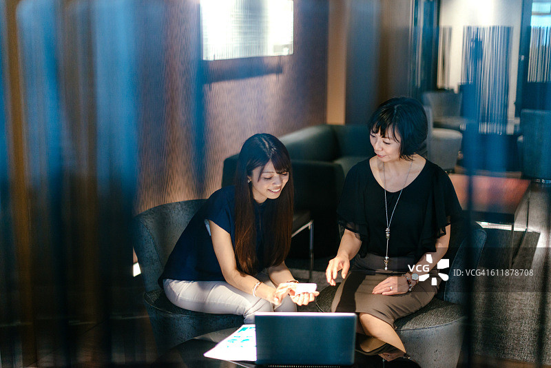 两个日本的女商人图片素材
