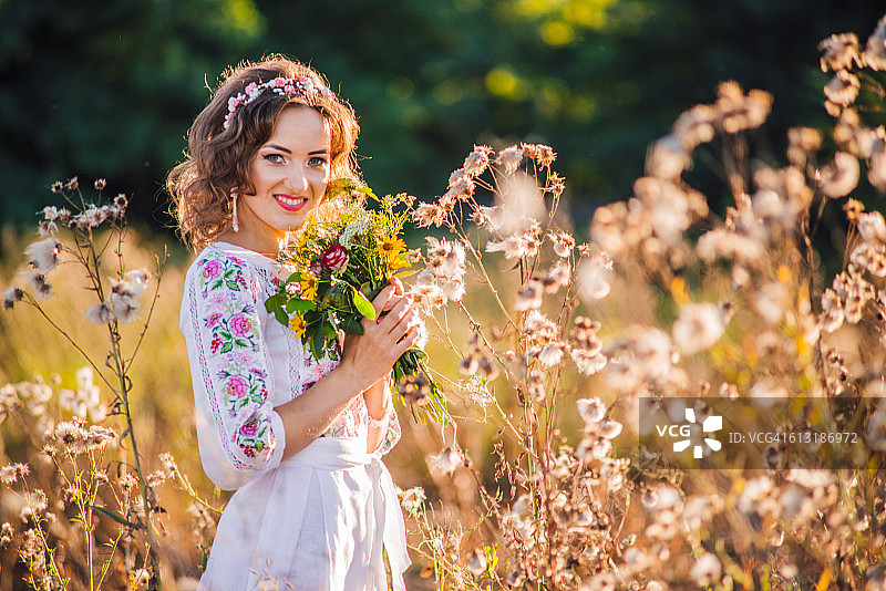 美丽的乌克兰年轻女子穿着绣花衬衫(民族服装-vyshyvanka)图片素材