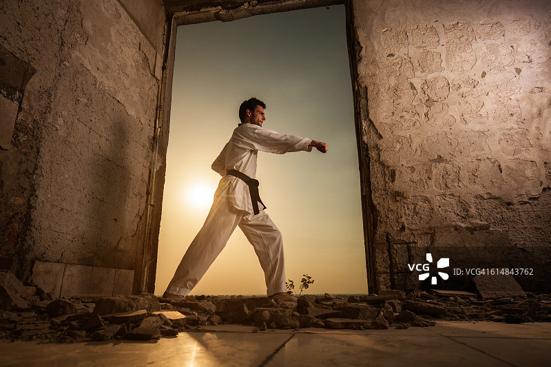下面是黑带武术家在日落时锻炼的画面。图片素材