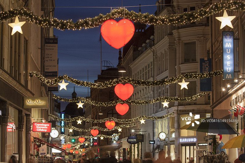 这是哥本哈根的主要购物街，在圣诞节期间的夜晚图片素材