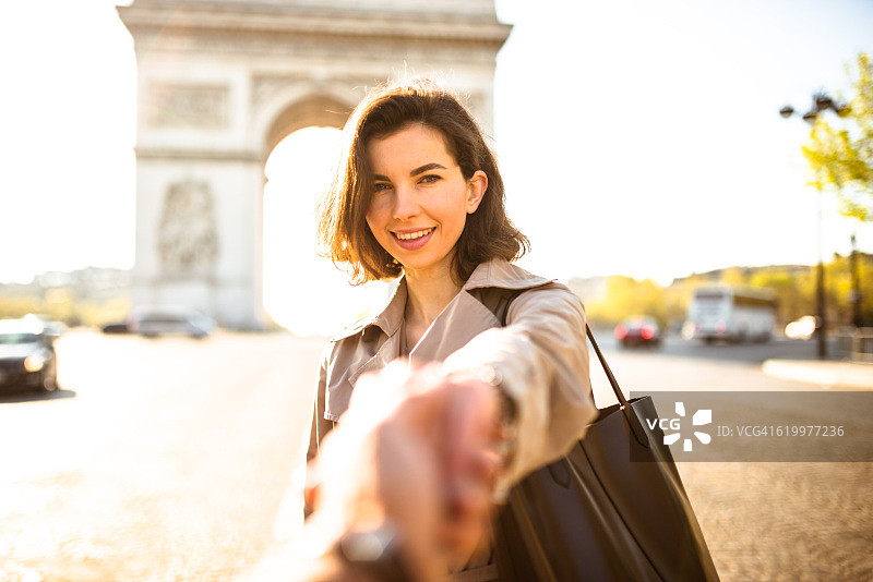 快乐法国女人享受巴黎图片素材
