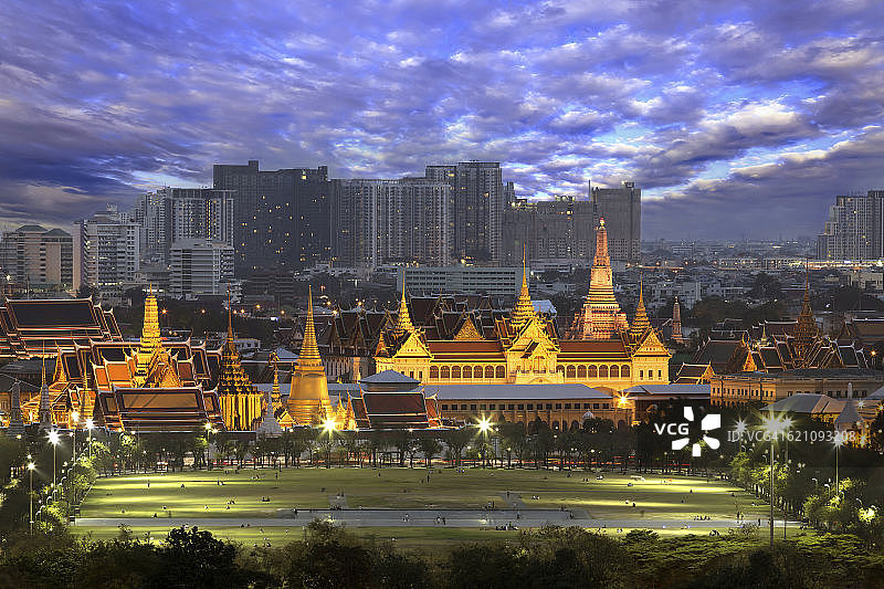玉佛寺(玉佛寺)和沙南銮前面。-泰国曼谷的历史中心图片素材