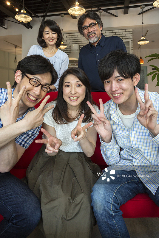 快乐的日本家庭与和平的手指手势图片素材