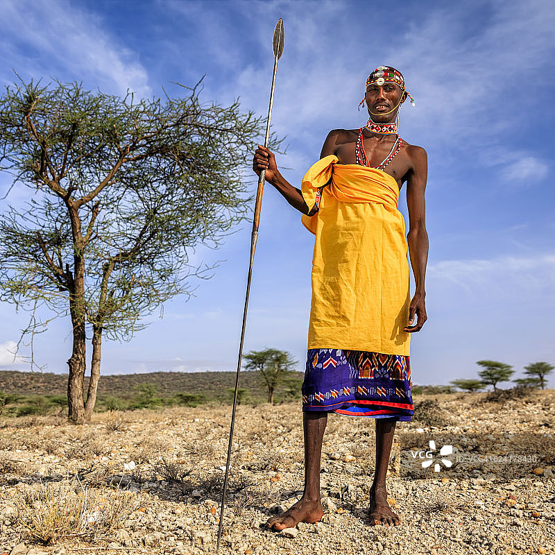 来自肯尼亚中部，东非桑布鲁部落的非洲战士图片素材
