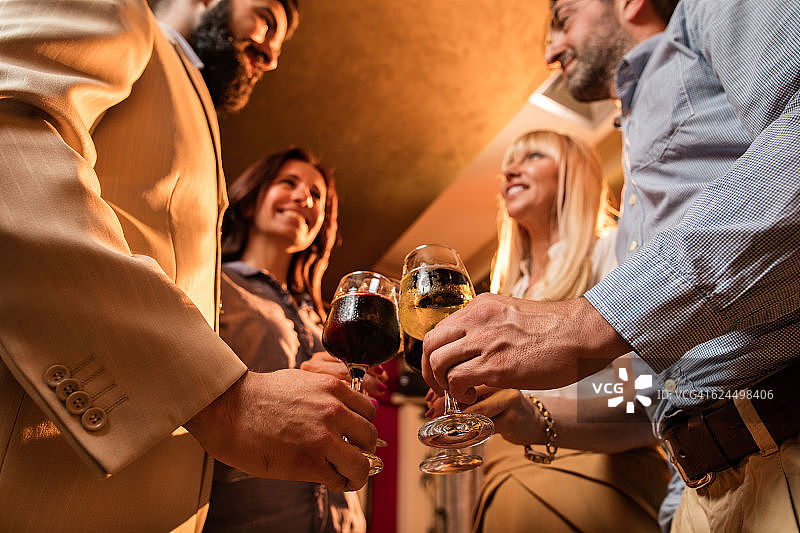 下面是成功的商业团队用葡萄酒祝酒的画面。图片素材