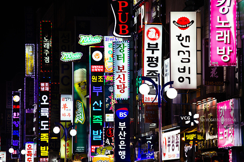 釜山南浦东街的霓虹灯图片素材