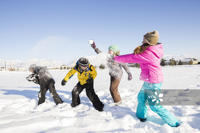 美国，犹他州，萨拉托加泉，孩子们(8-9,10-11)在雪中玩耍图片素材