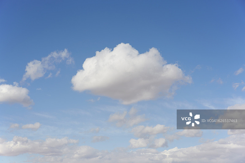 美国亚利桑那州，蓝天上的积云图片素材