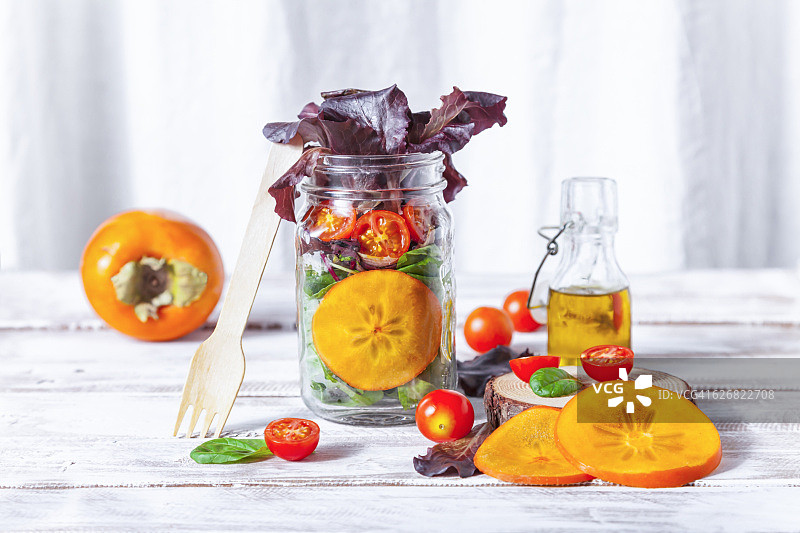 健康的自制柿子和蔬菜Mason Jar沙拉图片素材