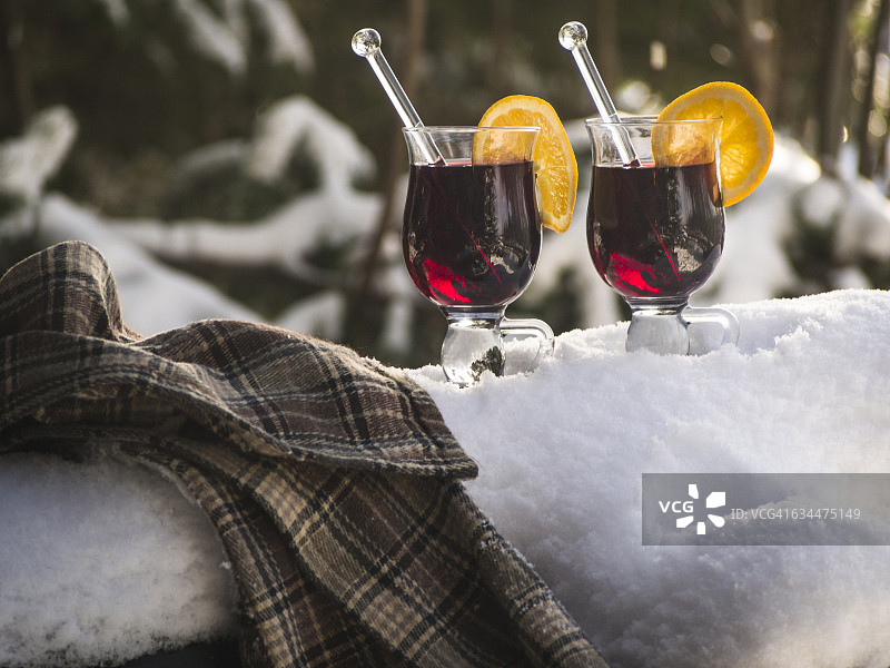 雪花飘飘的圣诞时节，一杯一杯的热红酒图片素材