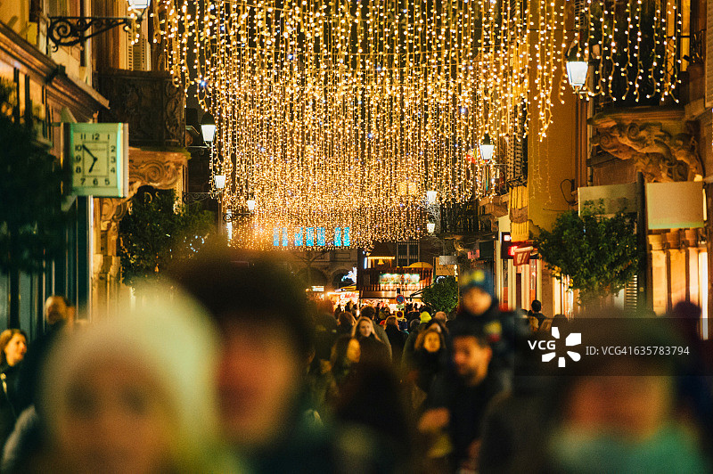 法国圣诞节人群在繁忙的购物街图片素材