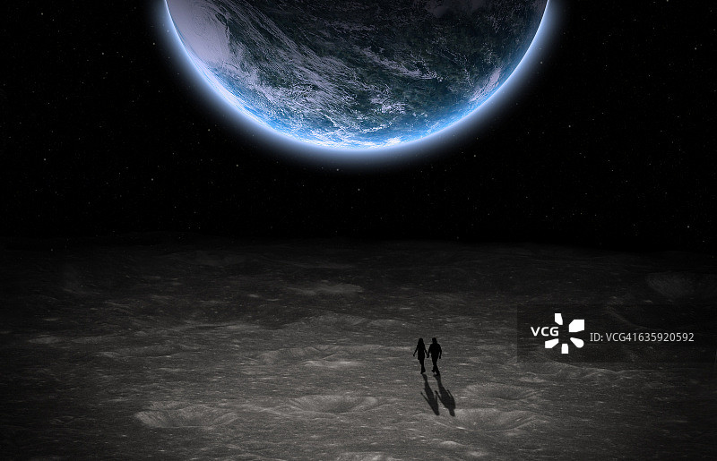 一对情侣在月球上散步看地球图片素材
