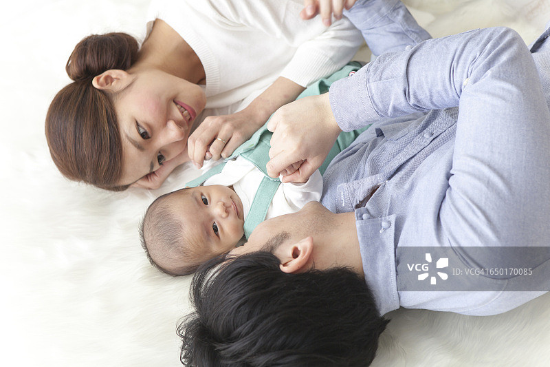 抱着婴儿的日本夫妇图片素材