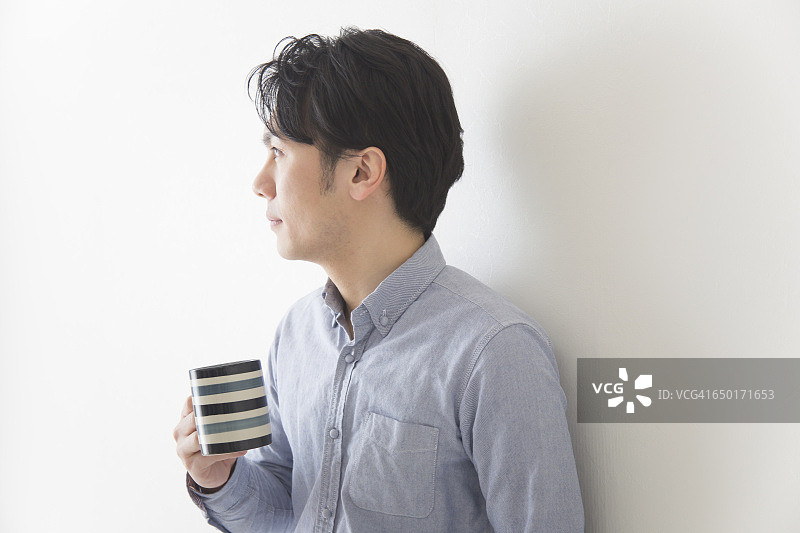 喝咖啡的日本男人图片素材