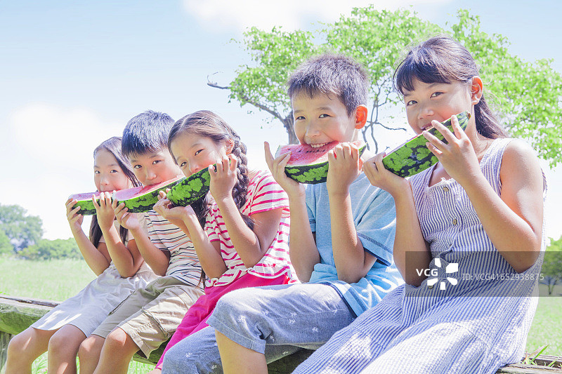 日本小学生吃西瓜图片素材