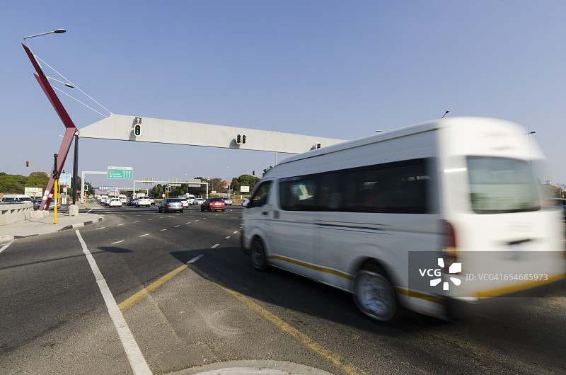 在南非约翰内斯堡，威廉·尼科尔白天长时间暴露在交通中。图片素材