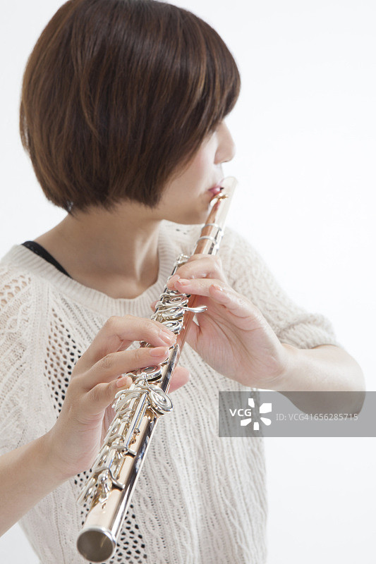 吹笛子的日本女人图片素材