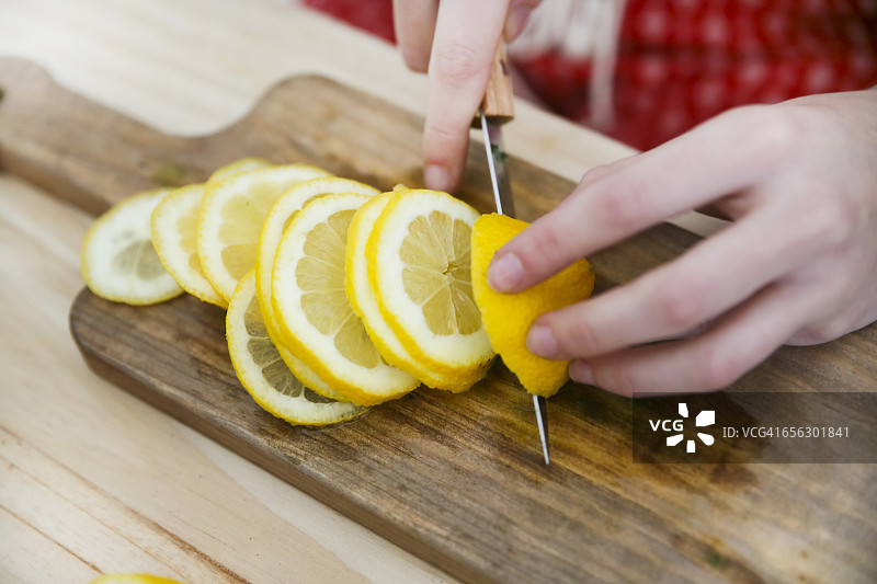 女人的手在切柠檬图片素材