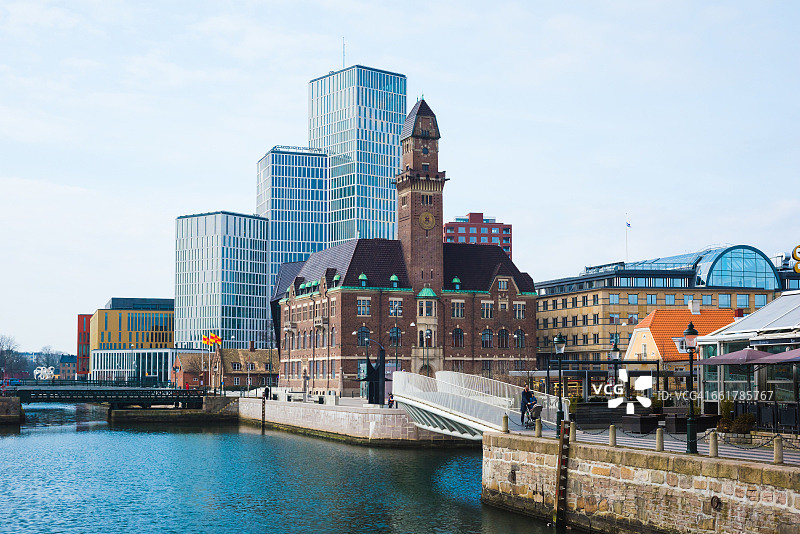 瑞典马尔默海滨的钟塔和办公大楼图片素材