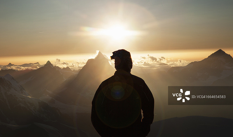瑞士华利斯州采尔马特，登山者在日落时观看马特洪峰图片素材