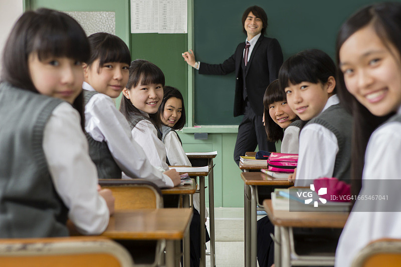 课堂上有日语老师和日语女学生图片素材