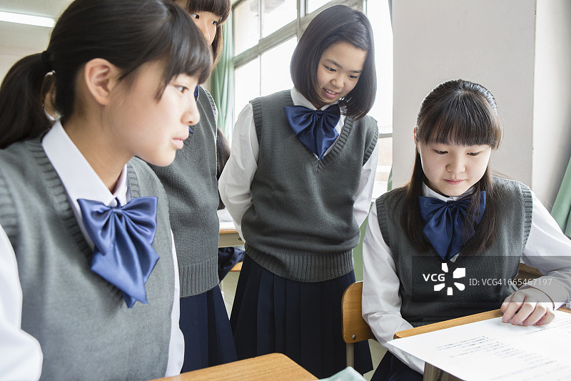 日本女学生讨论图片素材