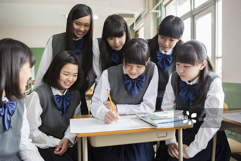 向日本女学生学习图片素材